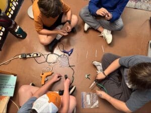 Middle school students work together at project based school.